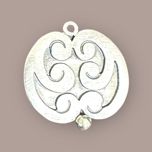 Vintage Silver Oval Pendant with raised swirl designs - Picture 3 of 10